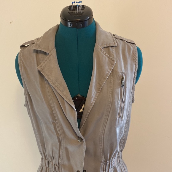 small taupe vest with zipper detail, two pockets and elastic waist band - Picture 4 of 10